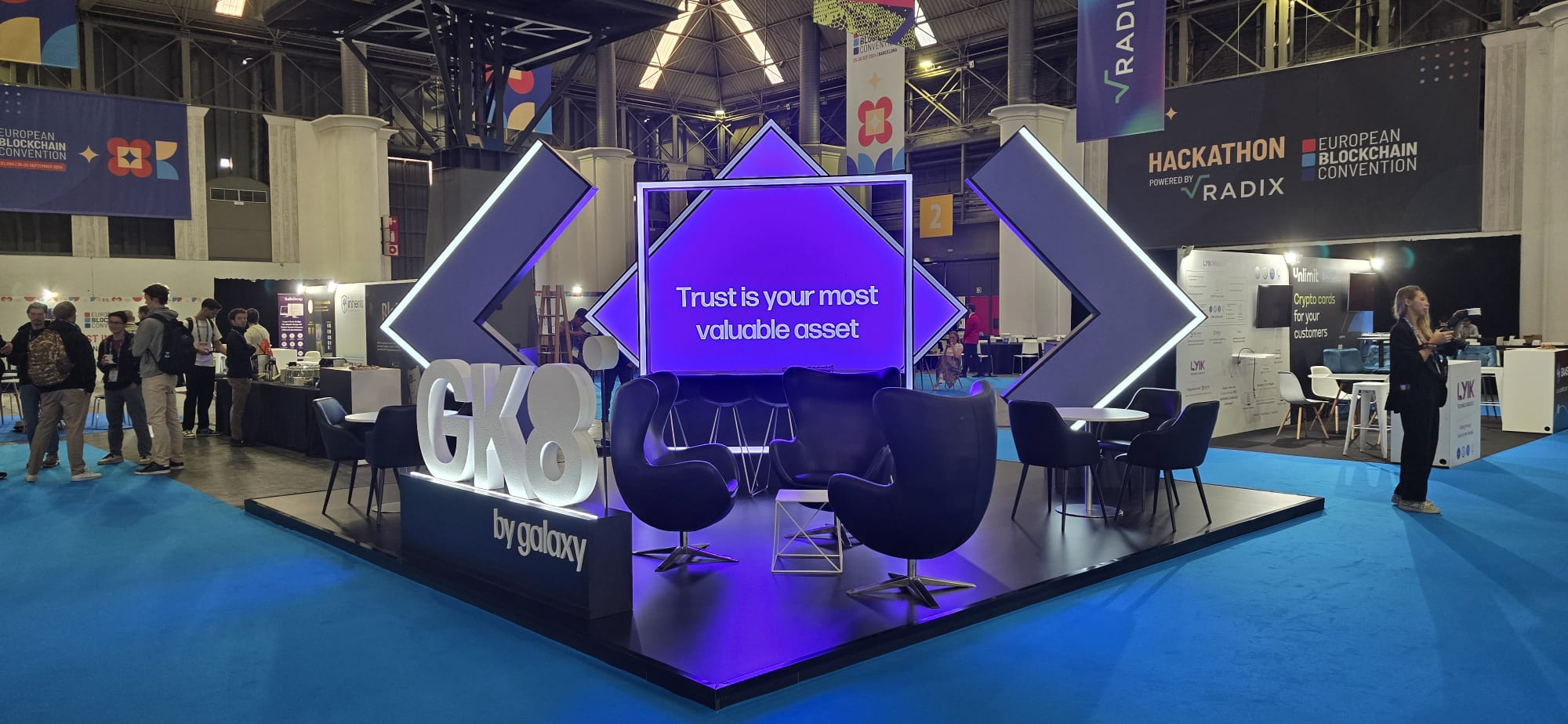 ¿Qué debe incluir un stand profesional para eventos?