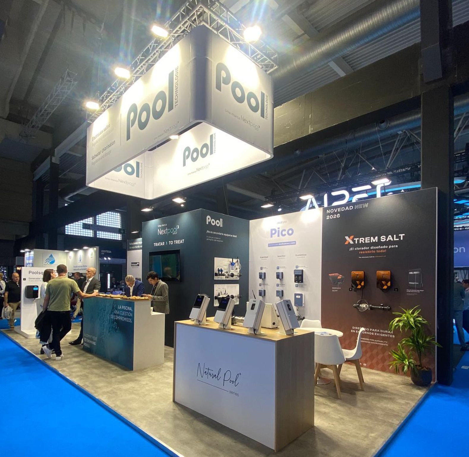 Cómo integrar tecnología en tu stand sin saturarlo